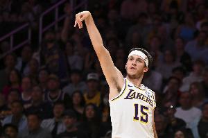 💜💛三当家！NBA官推祝湖人后卫里夫斯27岁生日快乐🎂