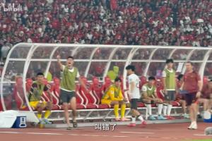 认不清人？国足下半场3次换人“乌龙”😅伊万教练组反复认错人