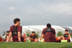 中国男足6月8日在重庆首次公开训练 林良铭：为了球迷会付出所有