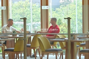 博主：斯帕吉奇和贝里奇赛前叙旧，二人曾在安德莱赫特做过队友
