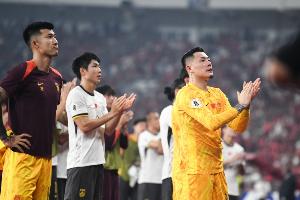 媒体人：国足成绩差就总有业余队挑战，为啥拳击没有？因为真挨揍